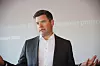 Konsernsjef Lasse Kristoffersen i Wallenius Wilhelmsen sier at kundene må være med og betale for grønt drivstoff..