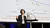 Laura Cozzi, co-sjef for New Energy Outlook hos Det internasjonale Energibyrået forklarer på scenen under Energiforskningskonferansen 2018 hvorfor de tror at energiprisen for havvind vil fortsatte å falle raskere enn noen tidligere så for seg.