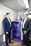 Anders Valland (Sintef OCean) og Rolf Fiskerstrand diskuterer lyssettingen av brenselcellen. Sintef Ocean og ABB har utvidet sitt hybridlaboratorium i Trondheim. Det åpnet i 2014 med batterier, diselmotor, generatorer og superkapasitator. I 2019 er det nå også installert en brenselcelle som går på hydrogen, levert i komprimert form på stålflasker. Foto: Tore Stensvold