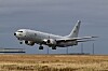 USA har godkjent en dansk forespørsel om å kunne få kjøpe inntil tre maritime patruljefly av typen P-8 Poseidon. Her utfører et amerikansk fly av denne typen «touch-and-go»-øvelser på den islandske Keflavik-flybasen i 2025.
