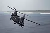Et MH-47G Chinook tilknyttet U.S. Army 160th Special Operations Aviation Regiment «Night Stalkers» flyr utenfor kysten av Diego Garcia i Indiahavet i oktober 2025. Foto: U.S. Navy photo illustration by Mass Communication Specialist 1st Class Samantha Jetzer