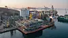 Regningen for Johan Sverdrup-utbyggingen ble langt lavere enn Equinor hadde beregnet i forkant. Samtidig er flere av plattformdekkene bygget ved asiatiske verft. Her er stigerørsplattformen ved Samsung-verftet i Sør-Korea, som ble bygget på rekordtid.