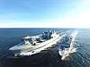 Her øver Sjøforsvaret på å etterforsyne fregatten KNM Fridtjof Nansen fra det langt større logistikkfartøyet KNM Maud.