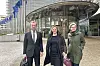 Yara-sjef Svein Tore Holsether og kolleger på vei inn til møte med EU-kommisjonen etter en krevende beskjed om at årevis med innsats kan ende opp med å bli forgjeves.