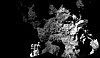 Her er Philae mens den står på bakken av kometen. Den ene foten til landeren kan skimtes nede til venstre.