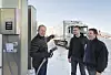 H2- forsøk: I slutten av 2018 skal den første av fire distribusjonsbiler, som den i bakgrunnen, fylle grønt hydrogen hos ASKO i Trondheim. Samarbeidspartnerne Jørn Arvid Endresen (ASKO Midt-Norge) (til venstre), Anders Ødegård og Steffen Møller-Holst (begge fra SINTEF) jobber tett med Scania og utstyrsleverandører.
