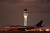 En Boeing 747-400 fra Delta Air Lines på Hartsfield-Jackson Atlanta lufthavn. Fra ATL kan 80 prosent av den amerikanske befolkningen fly hjem på under to timer. Tårnet er med sine 121 meter det høyeste i Nord-Amerika og det fjerde høyeste i verden.
