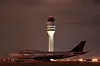 En Boeing 747-400 fra Delta Air Lines på Hartsfield-Jackson Atlanta lufthavn. Fra ATL kan 80 prosent av den amerikanske befolkningen fly hjem på under to timer. Tårnet er med sine 121 meter det høyeste i Nord-Amerika og det fjerde høyeste i verden.