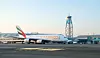 Airbus A380-800 er et vanlig syn på Dubai internasjonale lufthavn. Emirates har utelukkende bredbuksfly i sin flåte, deriblant 62 slike dobbeltdekkere.
