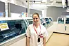 Avansert: Seksjonsleder Anita Thornquist har fått en helautomatisk analysetransport av blodrøver, men ønsker seg droner for å få en raskere og mer effektiv transport. Foto: Tormod Haugstad