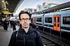 Gabor Nagy reiser flere dager i uken mellom Stabekk og Oslo S. Han beskriver punktligheten til norsk jernbane som sjokkerende.