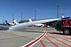 Brannbilene må ut og redde asfalten på Gardermoen i solsteken. Belastningen er spesielt stor der flyene dyttes ut fra gate og må dreie nesehjulet rundt på stedet hvil. Etter en kjapp avklaring med flygelederne i tårnet får brannbilen tillatelse til å kjøre ut på området.