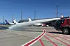 Brannbilene må ut og redde asfalten på Gardermoen i solsteken. Belastningen er spesielt stor der flyene dyttes ut fra gate og må dreie nesehjulet rundt på stedet hvil. Etter en kjapp avklaring med flygelederne i tårnet får brannbilen tillatelse til å kjøre ut på området.