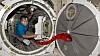 Bildet viser en tenkt slangerobot på romstasjonen ISS - på vei for å inspisere noe for astronauten.