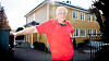 Odd Richard Valmot foran huset sitt, som hadde altfor høye radonverdier.