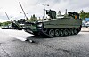 Her er den første CV90 i stormingeniørversjon som er bygget. Foran er det montert ei minerulle og på taket er det en Protector våpenstasjon og en robotarm.