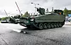 Her er den første CV90 i stormingeniørversjon som er bygget. Foran er det montert ei minerulle og på taket er det en Protector våpenstasjon og en robotarm.