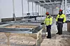 KJØLING: Disse karene jobber med serverhallens kjølesystem. Foto: Fredrik Drevon