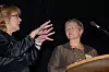 SPRÅKFORKJEMPER: Liv Signe Navarsete oversatte teksten til nynorsk på direkten, da hun delte ut prisen til beste nettjeneste. Anne Grosvold (t.v.) klarte ikke la være å spøke med det.