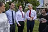 Statsminister Jonas Gahr Støre hadde en prat med fire norske studenter etter at han holdt en gjesteforelesning på Fudan-universitetet i Shanghai onsdag. Fra venstre: Rikke Martine Sæther, Nikolas Fredriksen Ikonomeas, Ole Wangensteen Eidskrem og Caroline Borgen.