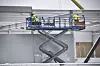 PREFABRIKERT: Installering av prefabrikerte veggelementer.