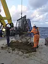 BEVIS: Steinprøver fra 1.500 meters dyp viser at bergartene opprinnelig stammer fra en øy og ikke havbunn. Om bord på forskningsskipet RV Southern Surveyor.