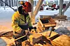 Lærling i aksjon på byggeplass. Arkivfotof fra byggingen av Facebooks datasenter i Luleå.
