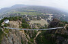 Den gjennomsiktige glassbrua henger 180 meter over bakken.