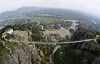 Den gjennomsiktige glassbrua henger 180 meter over bakken.