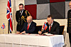 Her signer forsvarsminister Tore O. Sandvik og hans britiske kollega, John Healey, en bindende avtale for kjøpet av fem britiske fregatter til Norge.
