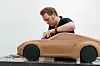 Det kan kanskje virke gammeldags, men Michael Ledger mener modellering i leire er helt nødvendig for å skape et realistisk inntrykk av et bildesign. Foto: Nissan