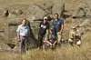 Odleiv Olesen (med caps) og Marco Brönner (i blå T-skjorte) fra NGU, her sammen med tre kolleger i Ukrainsk geologisk undersøkelse. På Ukraina-turen undersøkte de forvitret grunnfjell.