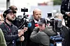 Finansminister Trygve Slagsvold Vedum på vei fra Finansdepartementet til Stortinget for å legge frem neste års statsbudsjettet. Foto: Fredrik Varfjell
