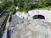 Hele T-banestrekningen mellom Fornebu i Bærum og Majorstuen i Oslo skal gå i tunnel. Å sikre god mobildekning koster Oslo kommiune mellom 55 og 75 millioner kroner, skriver Aftenposten.