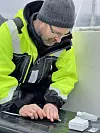 Thrond Haugen undersøker fisk i Oslofjorden. Foto: Birger Sætre/Trollskog