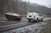 Dette bildet fra E16 i Lærdal (nedenfor Seltun) ble tatt i går, og illustrerer faren som mange rasutsatte strekninger utsetter trafikkantene for. Kort tid etter ble steinen sprengt og fjernet. Foto: Knut A. Strøm