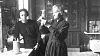 Marie Curie slo fast at radioaktiv stråling skyldtes en egenskap ved atomet. Hun oppdaget også de radioaktive grunnstoffene polonium og radium. Her er hun sammen med datteren Irene. Foto: Ap / NTB