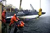 Forskere jobber med å sette ut forankrete sonarer. De skal logge data topografien av isens underside. Foto: Øyvind Hagen, Statoil