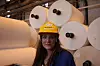 TRIST: Tone Horvei Bredal, kommunikasjonssjef i Borregaard liker dårlig at tømmer kun blir brukt til energiproduksjon. Her foran store ruller med cellulose.