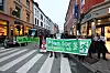 Klimaaktivister fra Extinction Rebellion demonstrerer mot Equinors årlige høstkonferanse, som arrangeres på Det Norske Teatret. Støttespillere fra blant annet Greenpeace, Spire og Palestina-bevegelsen deltar også. Foto: Arash A. Nejad
