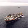 VED OLJELASTING: Også fastforankrede skip som Norne bruker DP. Det er for å holde skipet i en gitt posisjon opp mot vinden når oljen skal lastes over fra skip til bøyelaster.