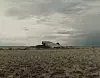 «The Polygon Nuclear Test Site VII, Kazakhstan». Disse områdene ble først påstått å være ubefolket. Men ettertiden har vist at dette ikke stemmer. Her testet man over 400 atombomber og fulgte nøye med, dokumenterte, hvordan det strålingen og den radioaktive forurensningen påvirket omgivelsene, dyrene og menneskene som bodde her.. Foto: Nadev Kander via Flowers.