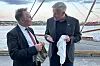 Forsvarsminister Tore Sandvik (Ap) i samtale med Rune Jomaas, administrerende direktør i Watchbird, under Arendalsuka i fjor.