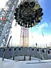 Det er fullt trøkk på produksjonen av Raptor-motorene, som Super Heavy-raketten trenger rundt 30 av. De innledende motortestene er i gang. Men det trengs fortsatt en statisk test med alle motorene i gang over lengre tid. Foto: Elon Musk
