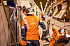 En Hydro-arbeider inspiserer en ovn. Bluss, utilsiktet utslipp av klimagasser under produksjon, er en av de mest uønskede hendelsene hos Hydro.
