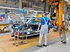 Her monteres dashbordet i en Golf. Selv om prosessen er automatisert krever den fire personer som bistår og kontrollerer roboten. Når ID Kommer skal automatiseringsgraden være tilnærmet tredoblet i fabrikken, og den tilsvarende modulen blir montert helt uten personell til stede. Foto: Joachim Seehusen
