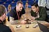 Man trenger kunnskap om strålevern for å kunne jobbe på en trygg og sikker måte. Alexander Vestre og Stefan Mjånes tester måleutstyret. Foto: TUM Studio