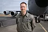 Oberst Lars Røine, sjef 130 luftving, foran tankflyet KC-135. Foto: Eirik Helland Urke