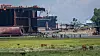 Beaching: Bildet viser opphogging av store havgående skip på stranden i Chittagong i Bangladesh i 2017. I 2018 ble 185 store skip hogd opp på strendene i landet. Foto: Reinhard Fasching