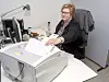 Randi Larsen er en av 30 ansatte ved Oslo Universitetssykehus som skanner papir på heltid - til sammen fem hyllemeter med egenproduserte dokumenter hver uke . Papiret flyttes inn i datasystemer, og gir en liksom-digitalisering. Foto: Joachim Seehusen